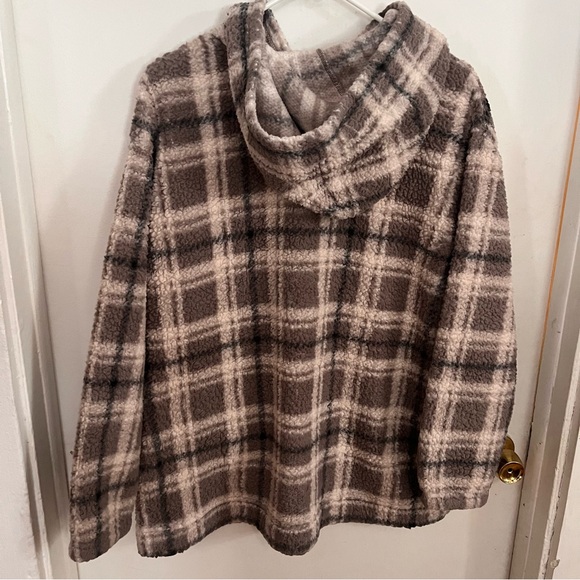 Koolaburra Gray and Cream Teddy Jacket - Picture 3 of 5